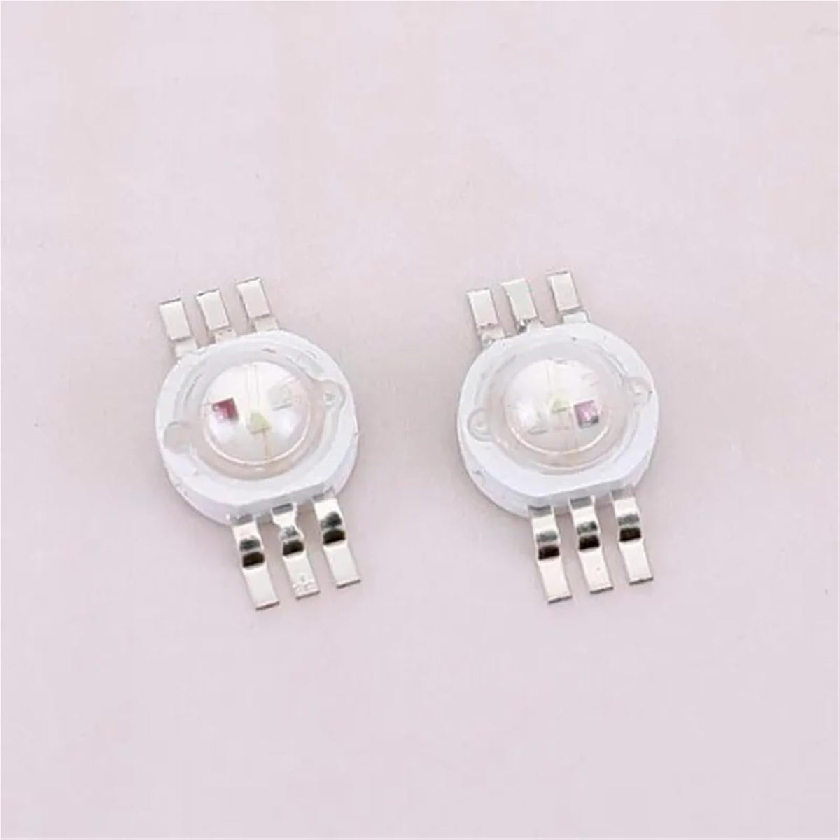 Pack de 1000 chips LED RGB - Potencia de 3 W con 6 pines - Corriente de 350 a 700 mA y colores rojo verde azul - Para proyectos DIY y módulos de iluminación
