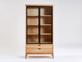 Estanterías de madera manufacturada 90x38x180 cm - madera natural y negro - diseño moderno con 2 puertas de vidrio y 2 cajones